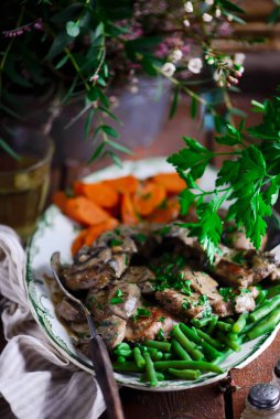 Yumuşak domuz marsalası. Sebzeli. Tarz rustik.