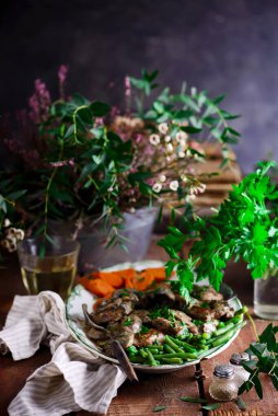 Yumuşak domuz marsalası. Sebzeli. Tarz rustik.