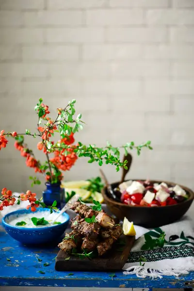 Řečtina Styl Vepřové Souvlaki Skewers Vegetablessalad Selective Focus — Stock fotografie