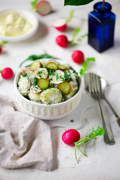 Fylld Potatis Och Inlagd Gurka Sallad Selektiv Fokus — Stockfoto