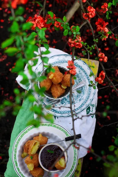 Camembert Frito Con Mermelada Viburnum Food Gathering Enfoque Selectivo — Foto de Stock