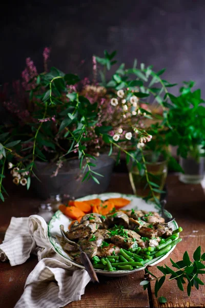 Нежная Свинина Marsala Vegetables Style Rustic Selective Фокус — стоковое фото
