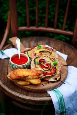 Kabaklarla ızgara sosis... Tarz rustik. Seçici odaklanma.