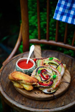 Kabaklarla ızgara sosis... Tarz rustik. Seçici odaklanma.