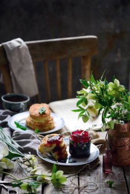 Kızarmış mozzarella sandviçi ve yaban mersini reçeli. Yemek toplama. Seçici odak noktası.
