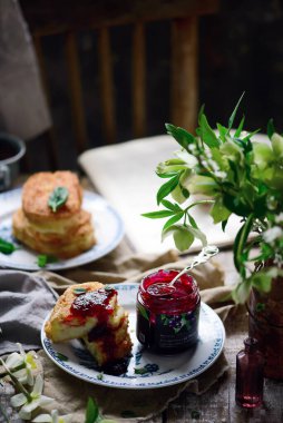 Kızarmış mozzarella sandviçi ve yaban mersini reçeli. Yemek toplama. Seçici odak noktası.