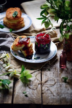 Kızarmış mozzarella sandviçi ve yaban mersini reçeli. Yemek toplama. Seçici odak noktası.