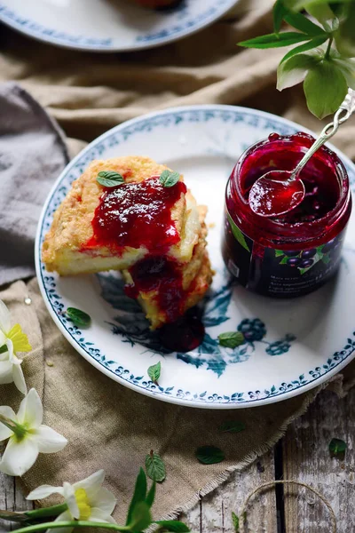 Sandwich Mozzarella Frite Avec Confiture Myrtilles Food Athering Selective Focus — Photo