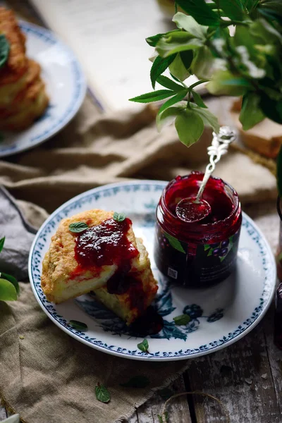 Panino Alla Mozzarella Fritto Con Marmellata Mirtilli Raduno Alimenti Focus — Foto Stock