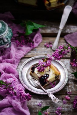 Yabanmersinli cheesecake barları.. tarz rustik.Seçici odak noktası