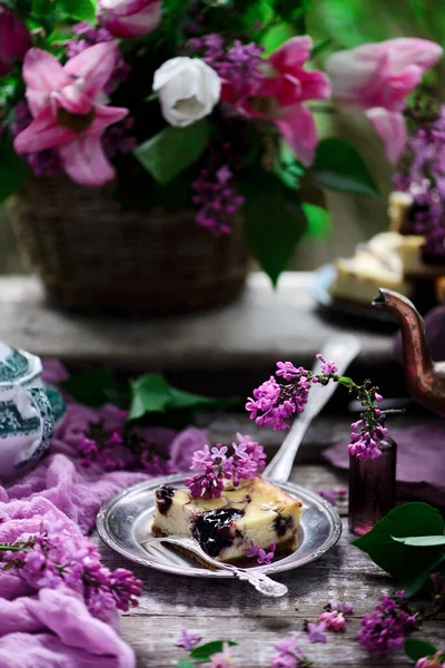 蓝莓芝士蛋糕酒吧风格罕见 有选择的焦点 — 图库照片