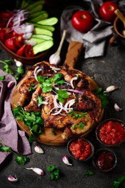 Tavuk tabağı. Geleneksel Gürcü yemeği. Tarz kırsal. Seçici odaklanma.