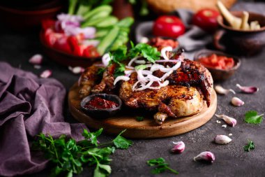 Tavuk tabağı. Geleneksel Gürcü yemeği. Tarz kırsal. Seçici odaklanma.