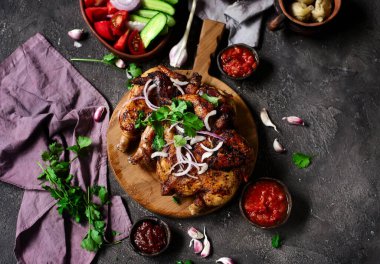 Tavuk tabağı. Geleneksel Gürcü yemeği. Tarz kırsal. Seçici odaklanma.