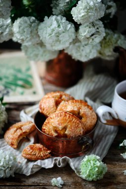 Reçel dolu el turtaları... Koyu kırsal fotoğraf. Seçici odaklanma.