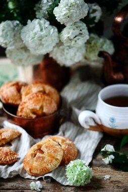 Reçel dolu el turtaları... Koyu kırsal fotoğraf. Seçici odaklanma.