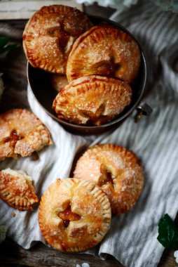 Reçel dolu el turtaları... Koyu kırsal fotoğraf. Seçici odaklanma.