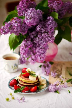 Çilek soslu krep. Klasik tarz. Seçici odak noktası.