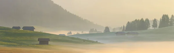 Nebbia mattutina nelle Alpi, Dolomiti, Italia — Foto Stock