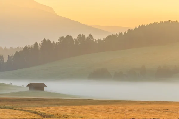 Nebbia mattutina nelle Alpi, Dolomiti, Italia — Foto Stock