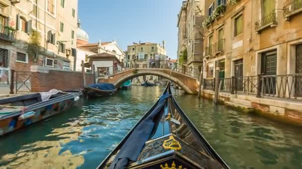 В гондоле на каналах Венеции — стоковое видео