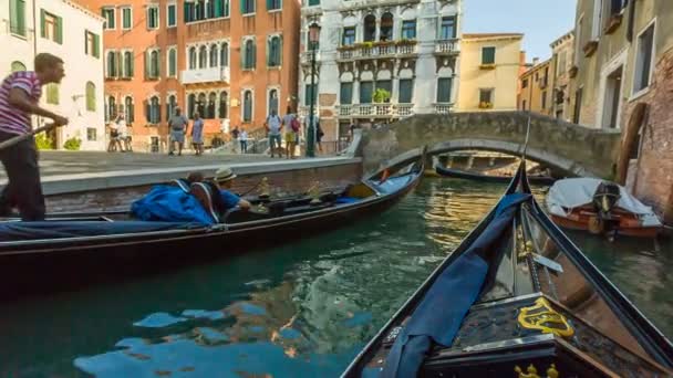 En góndola en los canales de Venecia — Vídeo de stock