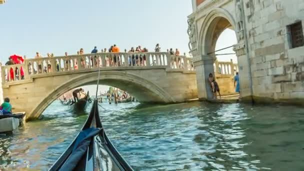 En góndola en los canales de Venecia — Vídeos de Stock