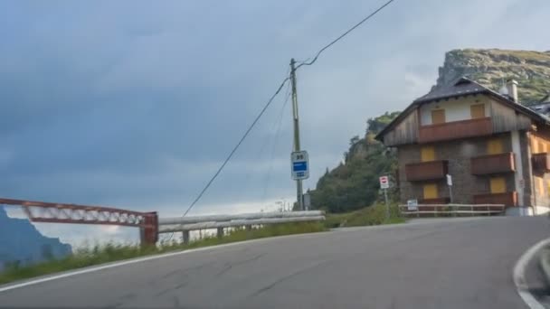 Het uitzicht vanuit de auto op de Passo Rolle — Stockvideo