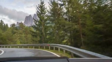 Yolun bir dağ geçidi aracılığıyla