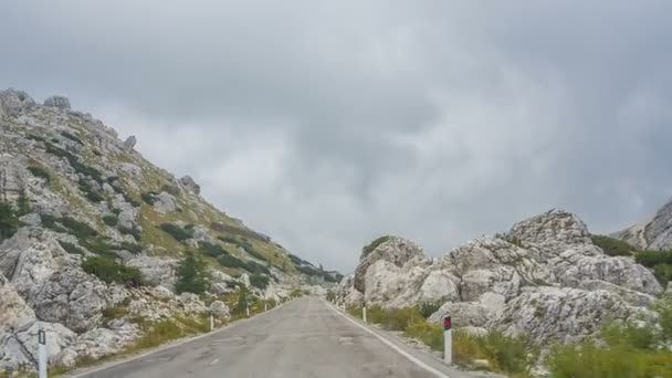 El camino a través de un paso de montaña — Vídeo de stock