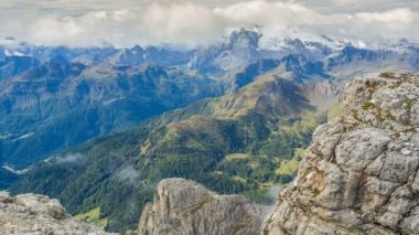 South Tyrol dağ geçişinde bakan