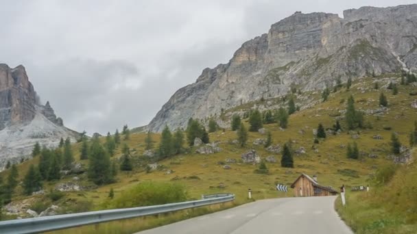 El camino a través de un paso de montaña — Vídeo de stock