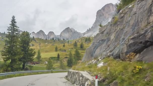 A estrada através de um passo de montanha — Vídeo de Stock