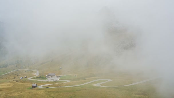 Brouillard sur la route de montagne sur le col — Video