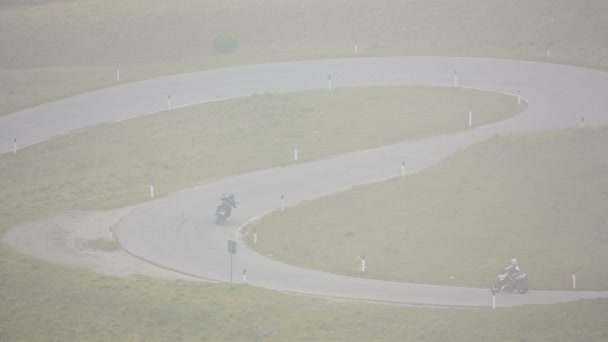 Niebla en el camino de montaña sobre el paso — Vídeos de Stock