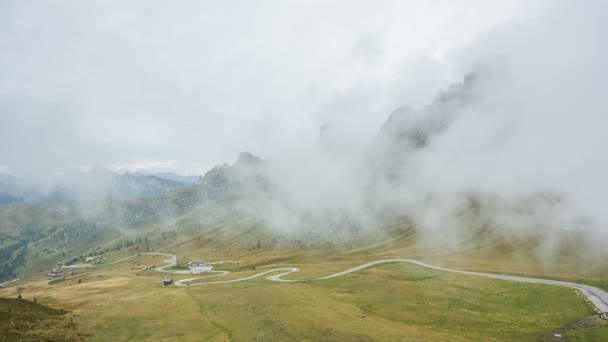 Brouillard sur la route de montagne sur le col — Video