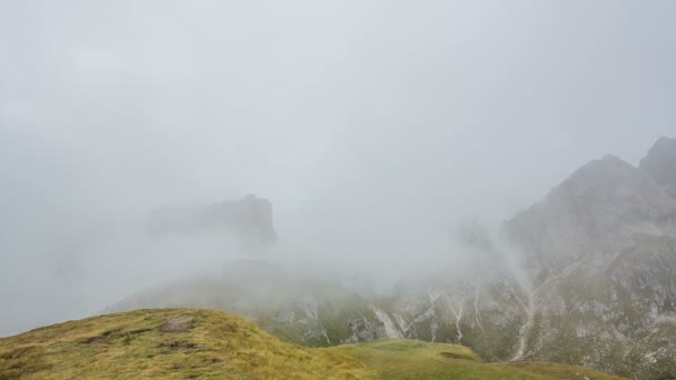 Niebla en el camino de montaña sobre el paso — Vídeo de stock