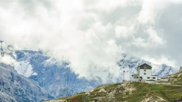 S výhledem na horský průsmyk v Jižním Tyrolsku — Stock video