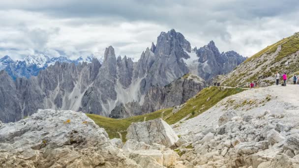 Surplombant un col de montagne au Tyrol du Sud — Video