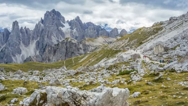 Med utsikt över ett bergspass i Sydtyrolen — Stockvideo