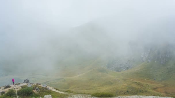Niebla en el camino de montaña sobre el paso — Vídeos de Stock