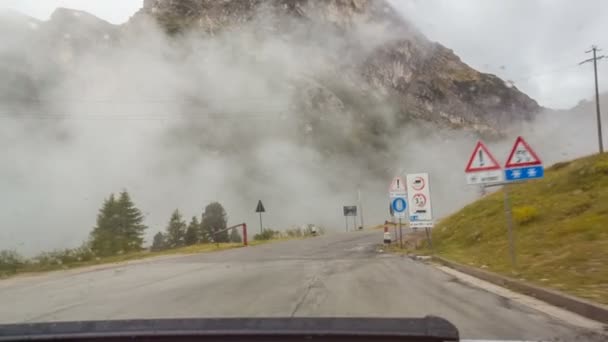 Niebla en el camino de montaña sobre el paso — Vídeos de Stock