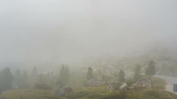 Mist op de bergweg over de pas — Stockvideo