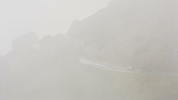 Niebla en el camino de montaña sobre el paso — Vídeo de stock