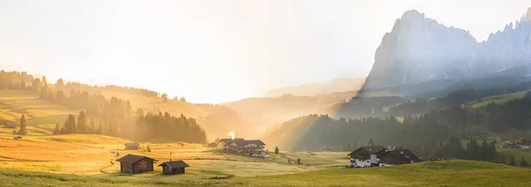 Lever de soleil dans les Alpes, Dolomites, Italie — Photo