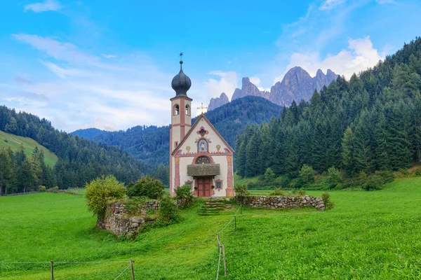 圣 Johann 教堂，圣马达莱纳，Val Di Funes — 图库照片