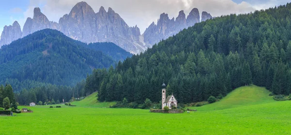 圣 Johann 教堂，圣马达莱纳，Val Di Funes — 图库照片