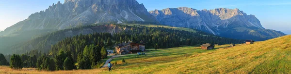 Temprano en la mañana en los Alpes, Dolomitas, Italia — Foto de Stock
