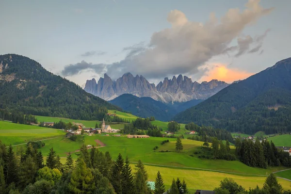 Santa Maddalena vid solnedgången, Dolomiterna, Italien — Stockfoto