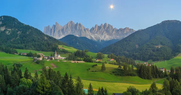 Santa Maddalena o zachodzie słońca, Dolomity, Włochy — Zdjęcie stockowe